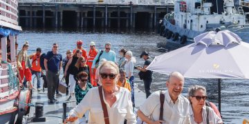 Navio cruzeiro ‘Seabourn Venture’ atraca em Manaus pela primeira vez
