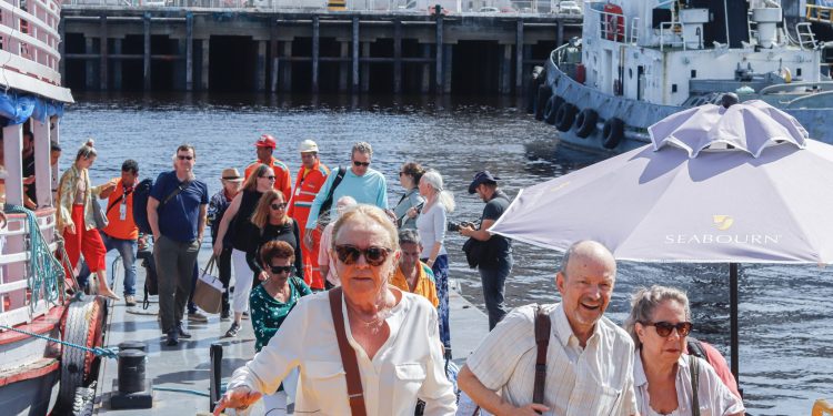 Navio cruzeiro ‘Seabourn Venture’ atraca em Manaus pela primeira vez