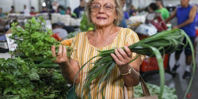 Feiras de Produtos Regionais da ADS em Manaus facilitam dia a dia de moradores e ajudam a criar bom hábito alimentar