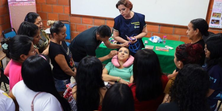 Curso de maquiagem qualifica moradores do Prosamin+ para o mercado de trabalho