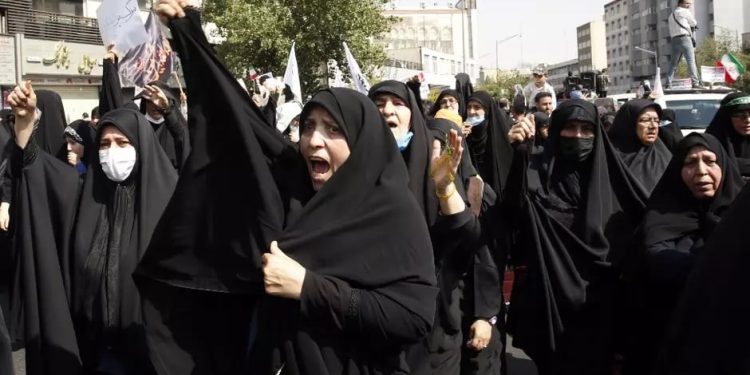 Mulheres iranianas vão à luta por direitos em um país ultrarreligioso