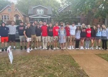 Jovens mantêm tradição do café da manhã com avó do amigo que morreu