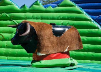 Menino perde parte do dedo após acidente num touro mecânico