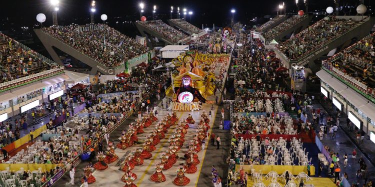 Escolas de samba do acesso aquecem o sambódromo de Manaus