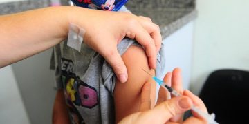 Vacinação contra dengue é ampliada para crianças e adolescentes de 10 a 14 anos no Amazonas