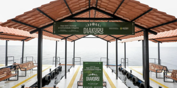 Governador do Amazonas entrega mais quatro terminais fluviais para atender comunidades indígenas que vivem do turismo