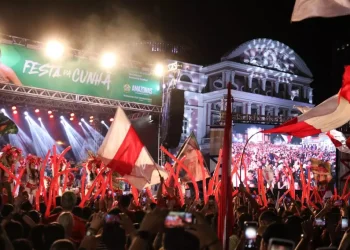 Bois Caprichoso e Garantido agitam o público com show antes da final do reality show