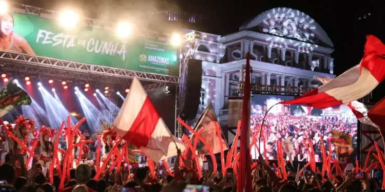 Bois Caprichoso e Garantido agitam o público com show antes da final do reality show