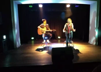 Luso Neto revive Cazuza em show intimista no Teatro Gebes Medeiros