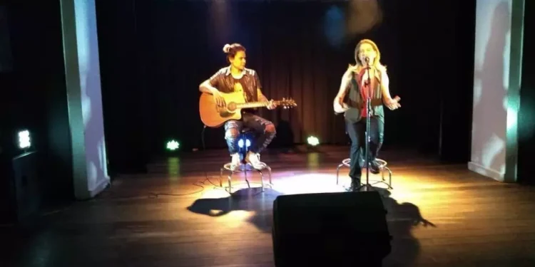 Luso Neto revive Cazuza em show intimista no Teatro Gebes Medeiros