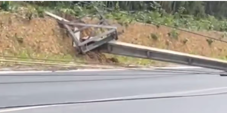 Vendaval derruba postes e causa transtornos na AM-010