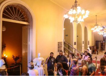 Cabine de rádio no hall do Teatro Amazonas recebe casais apaixonados no dia 12 de junho
