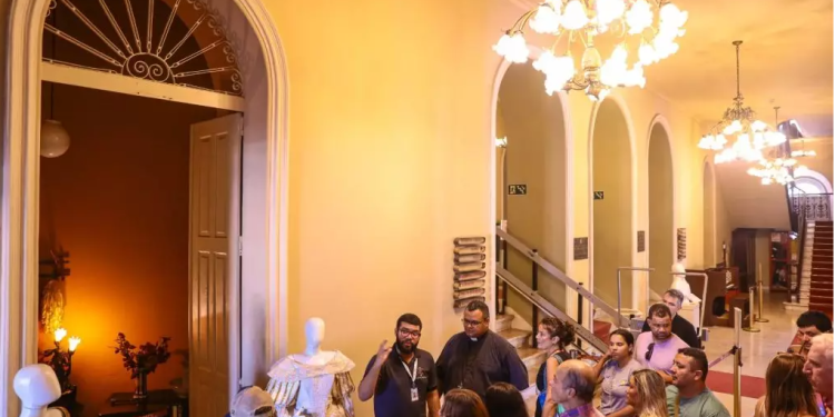 Cabine de rádio no hall do Teatro Amazonas recebe casais apaixonados no dia 12 de junho