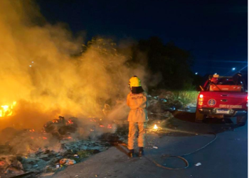 Bombeiros da Operação Céu Limpo combatem incêndio em área de vegetação no bairro Distrito Industrial