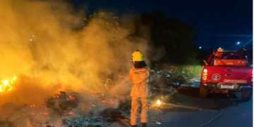 Bombeiros da Operação Céu Limpo combatem incêndio em área de vegetação no bairro Distrito Industrial