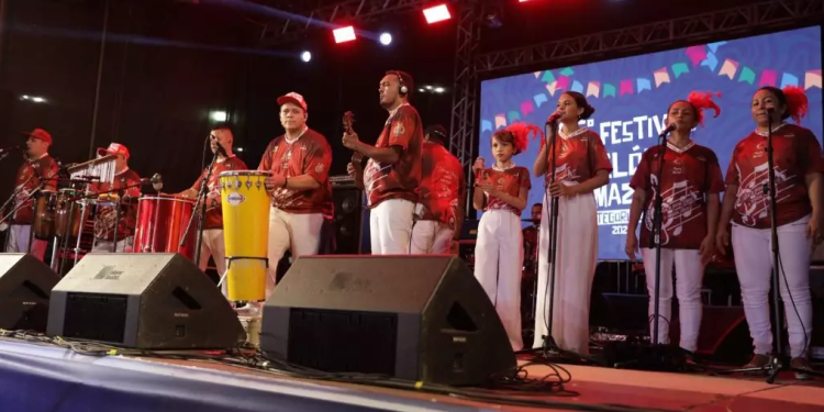 Festival Folclórico do Amazonas fomenta setor musical com danças em apresentações com música ao vivo