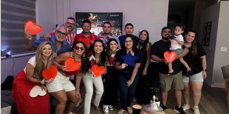 Festival de Parintins 2024: Apaixonados por boi-bumbá não perdem as apresentações mesmo morando no exterior