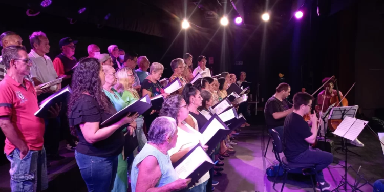 Alunos do coral 50+ do Liceu Cláudio Santoro apresentam concerto ‘Cantando o amor da juventude’