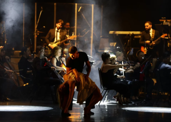 Espetáculo ‘Baré Fiction’ encanta público no Teatro Amazonas com homenagem às trilhas sonoras de Quentin Tarantino