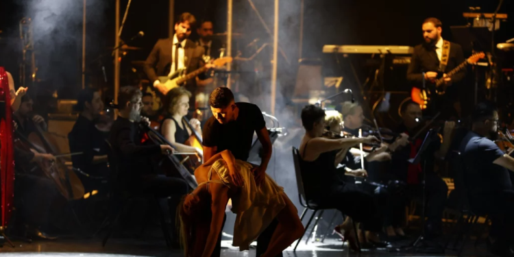 Espetáculo ‘Baré Fiction’ encanta público no Teatro Amazonas com homenagem às trilhas sonoras de Quentin Tarantino