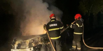 Na BR-174, Corpo de Bombeiros combate incêndio em veículo e impede propagação para área de vegetação