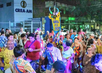 Bumba Meu Bloco leva cortejo carnavalesco fora de época ao Largo de São Sebastião