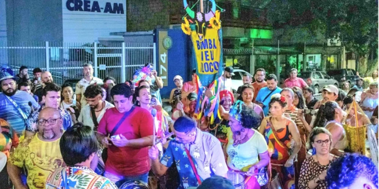 Bumba Meu Bloco leva cortejo carnavalesco fora de época ao Largo de São Sebastião