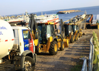 Governo do Amazonas inicia embarque de equipamentos para obras de água e esgoto do Prosai Parintins
