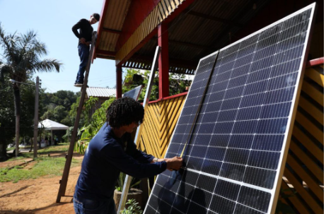 Vai melhorar a renda dentro da nossa comunidade”, diz moradora de comunidade que recebeu placas de energia solar