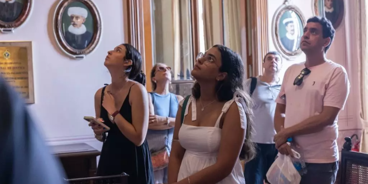 Descubra o encanto dos espaços culturais no entorno do Largo de São Sebastião em apenas alguns passos