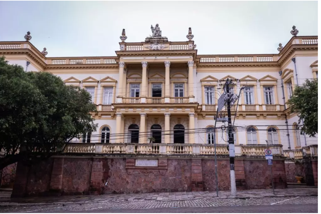 Descubra o encanto dos espaços culturais no entorno do Largo de São Sebastião em apenas alguns passos