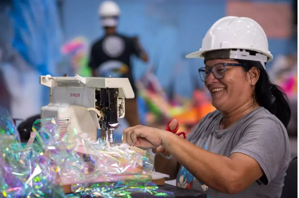 Geração de emprego e renda é realidade nos barracões das escolas de samba