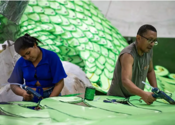 Geração de emprego e renda é realidade nos barracões das escolas de samba