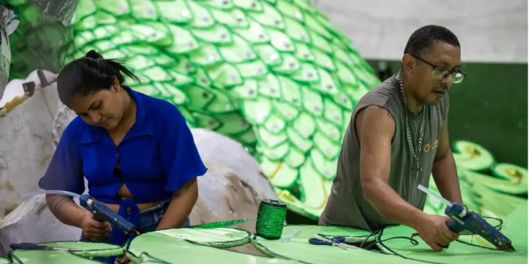 Geração de emprego e renda é realidade nos barracões das escolas de samba