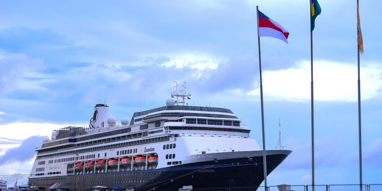 Turismo em Alter do Chão e a Chegada do Navio Zaandam