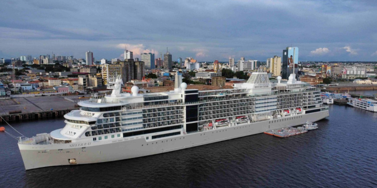 Navio inédito Silver Ray aporta em Manaus com mais de 1,1 mil turistas