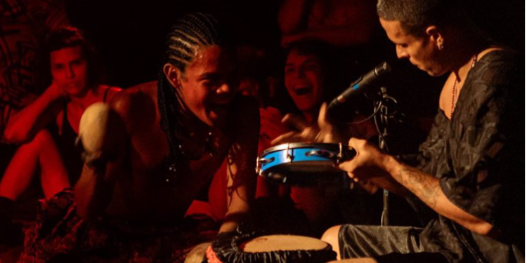 Espetáculo Mojubá leva estética afrodiaspórica ao Teatro da Instalação e reforça luta antirracista em Manaus