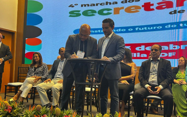 Turismo acessível: UEA firma acordo de cooperação técnica com Ministério do Turismo e lança livro sobre o perfil do turista com deficiência