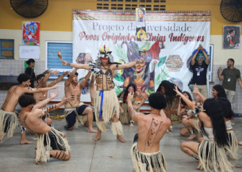Alunos da EE Rofram Bechior brilham durante apresentações culturais em valorização à cultura indígena