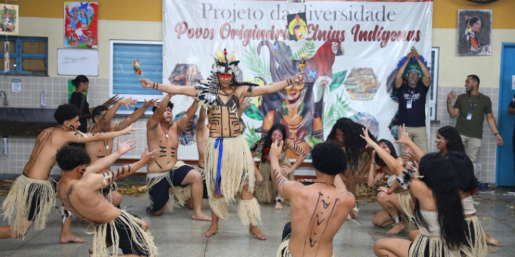 Alunos da EE Rofram Bechior brilham durante apresentações culturais em valorização à cultura indígena