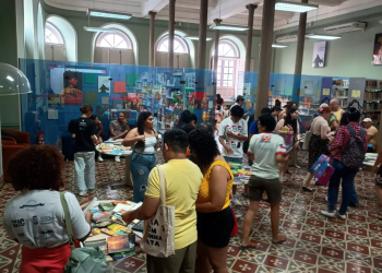 Biblioteca Pública do Amazonas promove troca de livros e visitas guiadas para incentivar a leitura