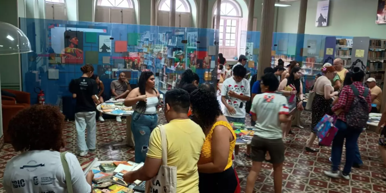 Biblioteca Pública do Amazonas promove troca de livros e visitas guiadas para incentivar a leitura