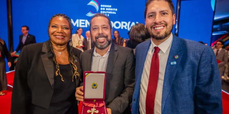 Festival Amazonas de Ópera recebe medalha da Ordem do Mérito Cultural em cerimônia no Rio de Janeiro