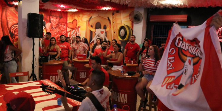 Festival de Parintins 2025: em Manaus, bares temáticos dos bumbás atraem torcedores com proximidade do festival