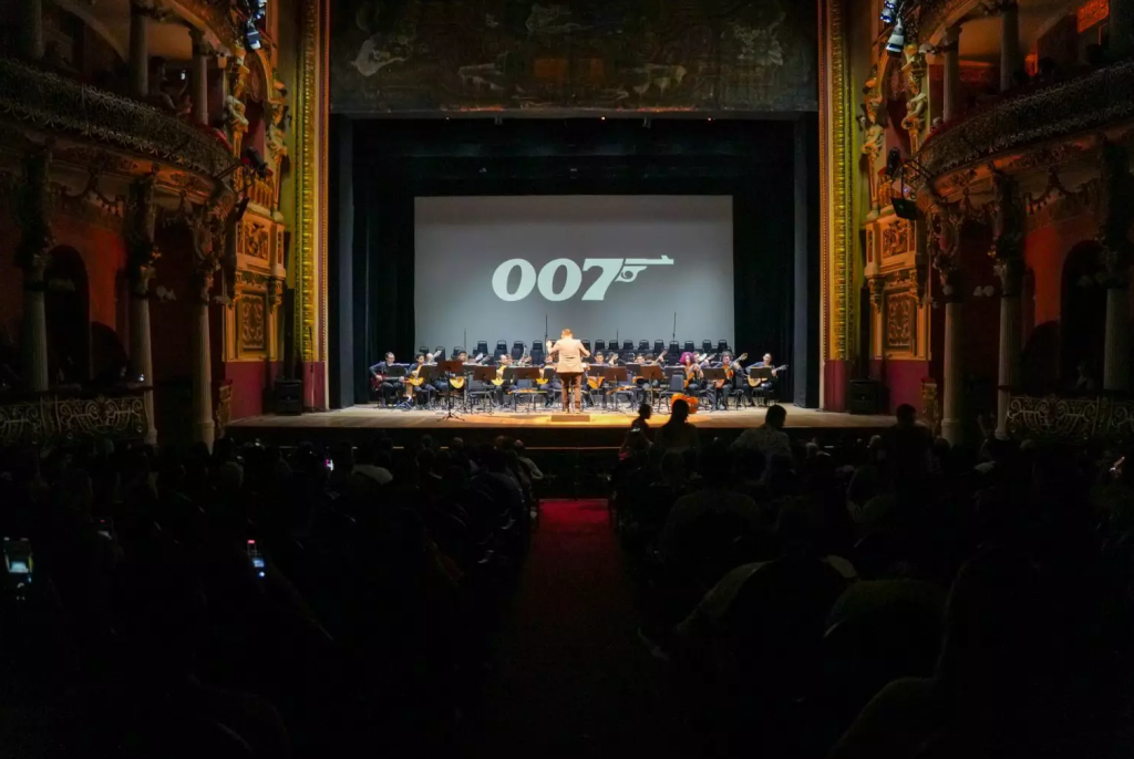 Orquestra de Violões e Coral do Liceu encantam o público no Teatro Amazonas com espetáculo de trilha de filmes e séries