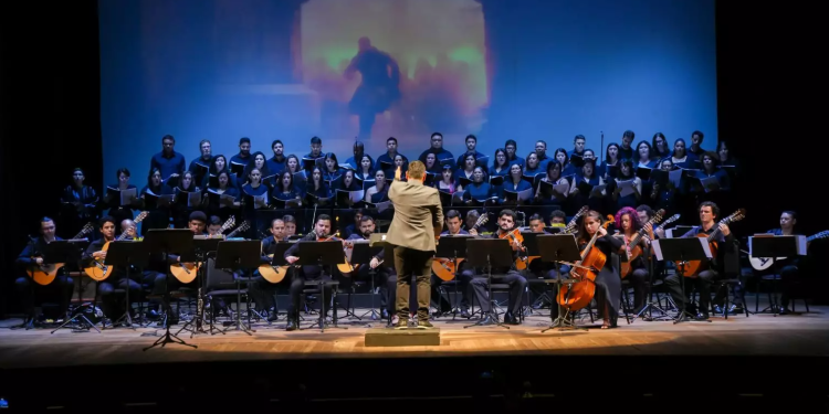 Orquestra de Violões e Coral do Liceu encantam o público no Teatro Amazonas com espetáculo de trilha de filmes e séries