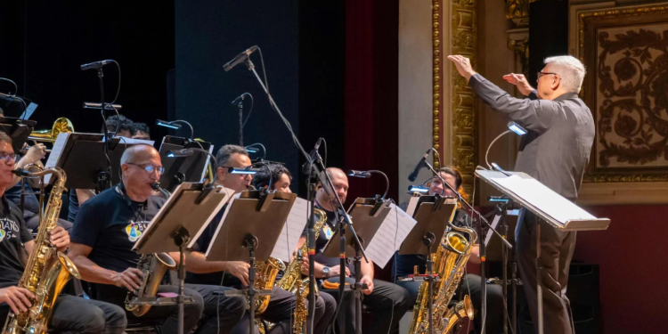 Teatro da Instalação celebra 24 anos com show gratuito da Amazonas Band