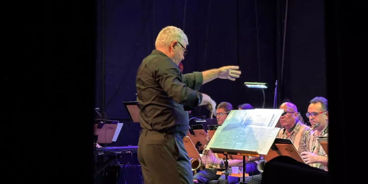 Teatro da Instalação comemora 24 anos com casa lotada e show da Amazonas Band