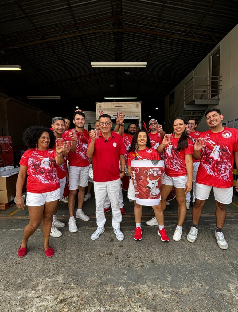 Festival de Parintins 2025 Cosama realiza a entrega de copos envasados aos bumbás Caprichoso e Garantido 