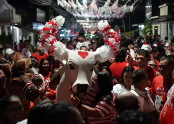 Festival de Parintins 2025 Ladainha do Boi Garantido toma as ruas de Parintins em celebração de fé e tradição